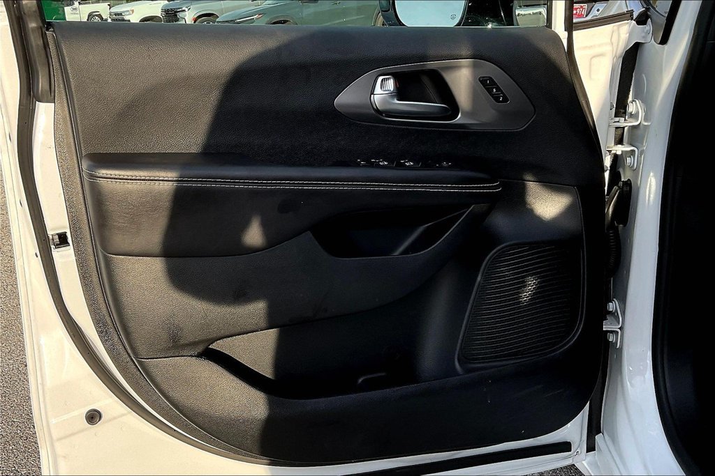Used 2026 Chrysler Pacifica Select FWD image 19