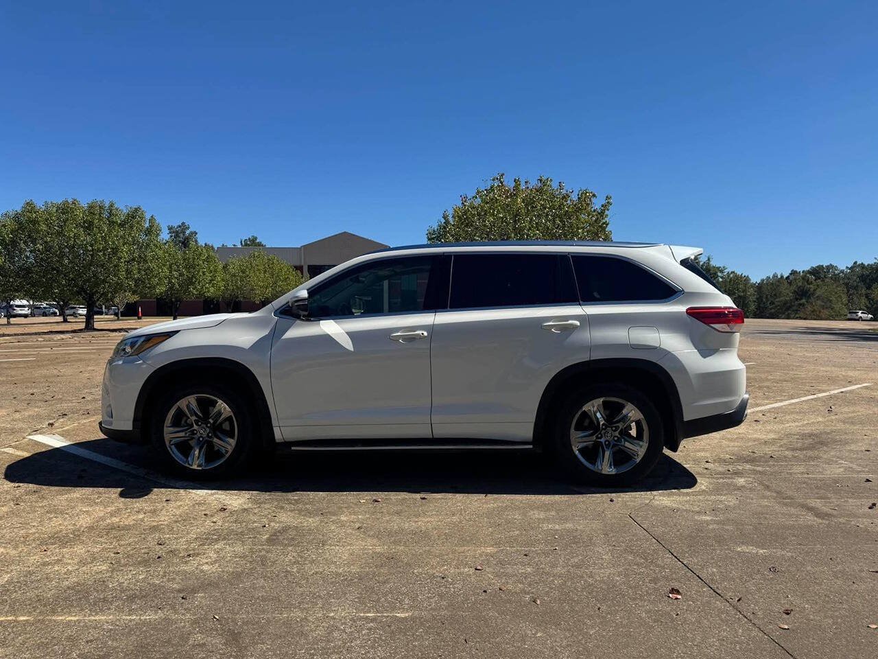 Used 2019 Toyota Highlander Limited Platinum FWD image 4