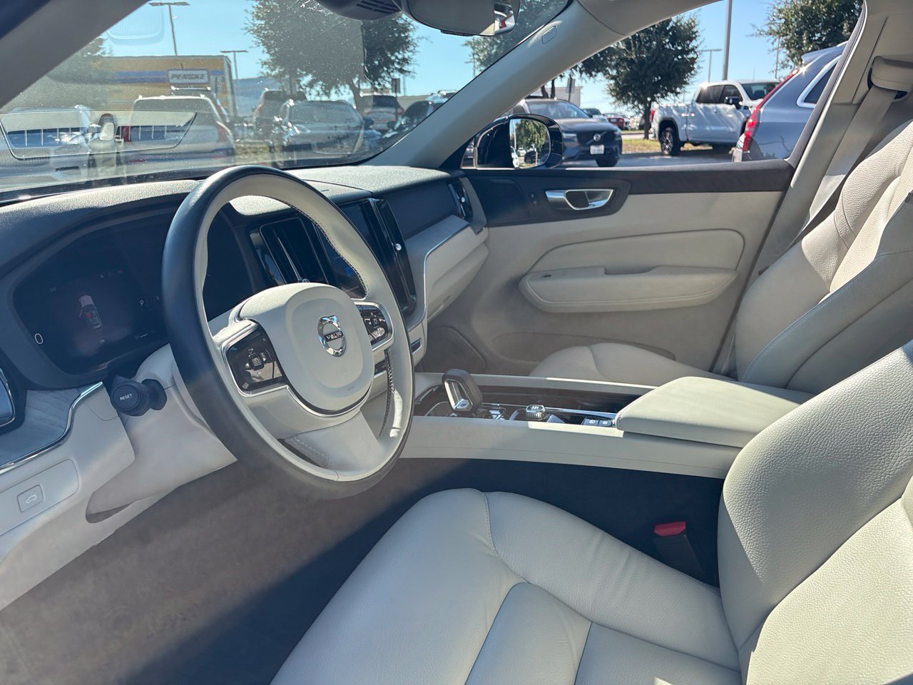 Used 2023 Volvo XC60 B5 Plus w/ Climate Package FWD image 19