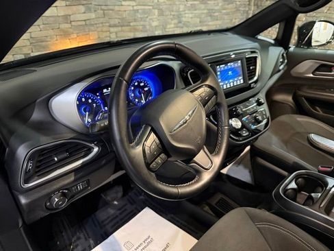 Used 2018 Chrysler Pacifica Touring Plus w/ S Appearance Package FWD image 12