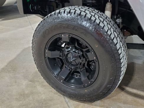 Used 2016 Jeep Wrangler Unlimited Rubicon w/ Connectivity Group AWD/4WD image 38