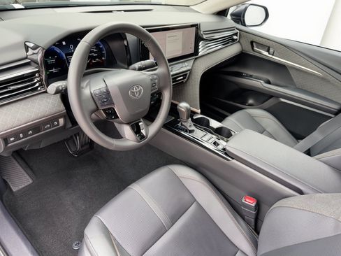 Used 2025 Toyota Camry XLE FWD image 4