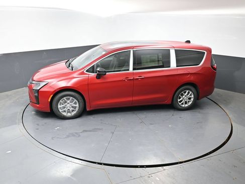New 2027 Chrysler Pacifica Select FWD image 30