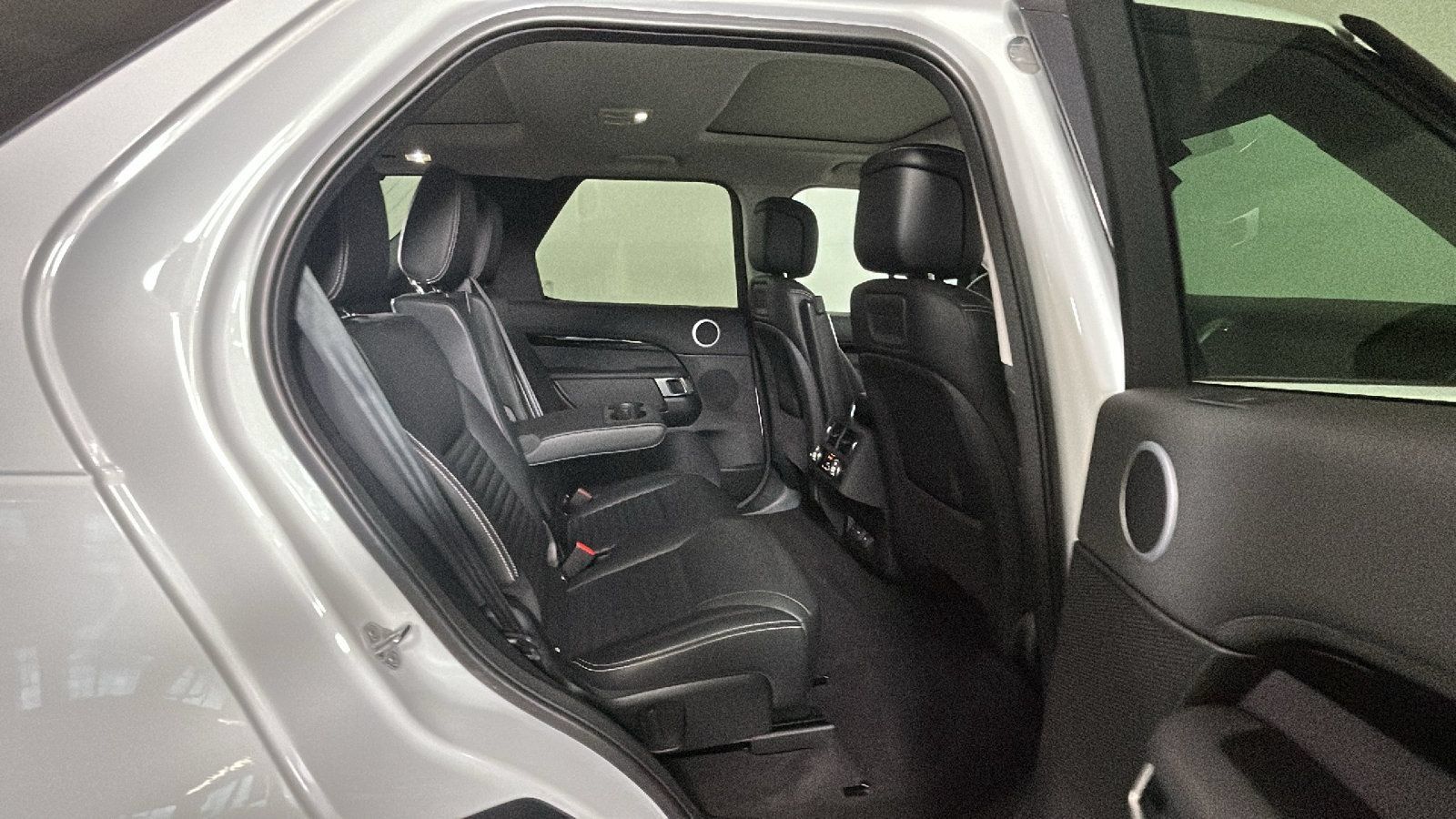 Used 2024 Land Rover Discovery S AWD/4WD image 32