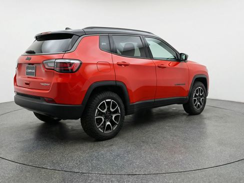 Used 2025 Jeep Compass Trailhawk AWD/4WD image 9