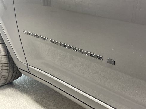 Used 2022 Jeep Grand Cherokee Altitude RWD image 9