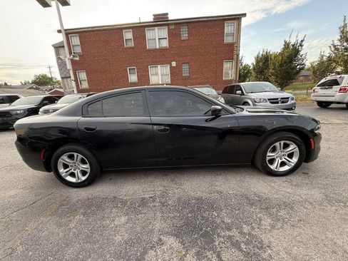 Used 2017 Dodge Charger SE RWD image 6