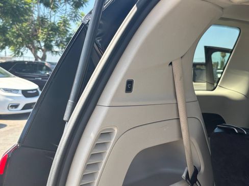Used 2024 Chrysler Pacifica Touring-L FWD image 22