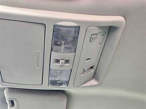 Used 2021 Nissan Titan SV w/ SV Convenience Package image 25