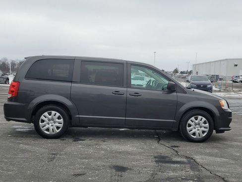 Used 2018 Dodge Grand Caravan SE w/ UConnect Hands-Free Group image 10