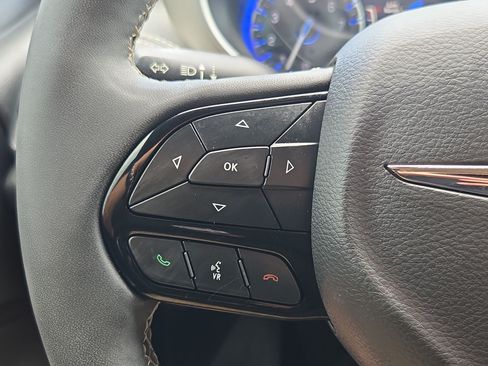 Used 2024 Chrysler Pacifica Limited w/ Uconnect Theater Family Group FWD image 19