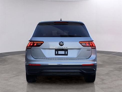 Used 2022 Volkswagen Tiguan SE w/ Panoramic Sunroof Package image 6