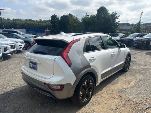 Used 2023 Kia Niro Wave w/ Wave Preserve Package FWD image 7