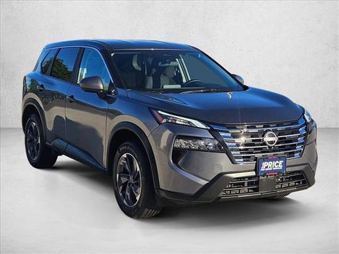 Used 2025 Nissan Rogue SV image 3