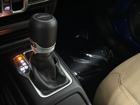Used 2023 Jeep Gladiator Sport AWD/4WD image 19