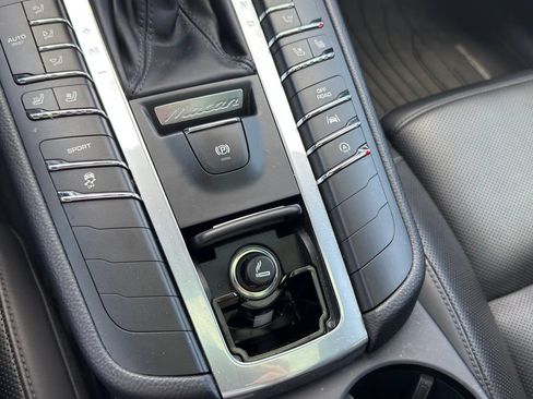 Used 2018 Porsche Macan AWD/4WD image 27