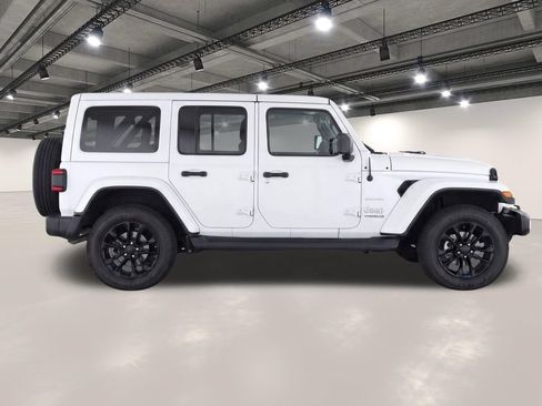 Used 2022 Jeep Wrangler Unlimited Sahara w/ Cold Weather Group AWD/4WD image 8