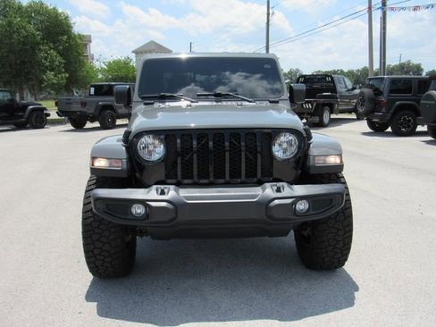 Used 2021 Jeep Gladiator Willys AWD/4WD image 8
