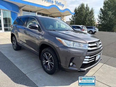 Used 2018 Toyota Highlander Plus AWD/4WD image 1