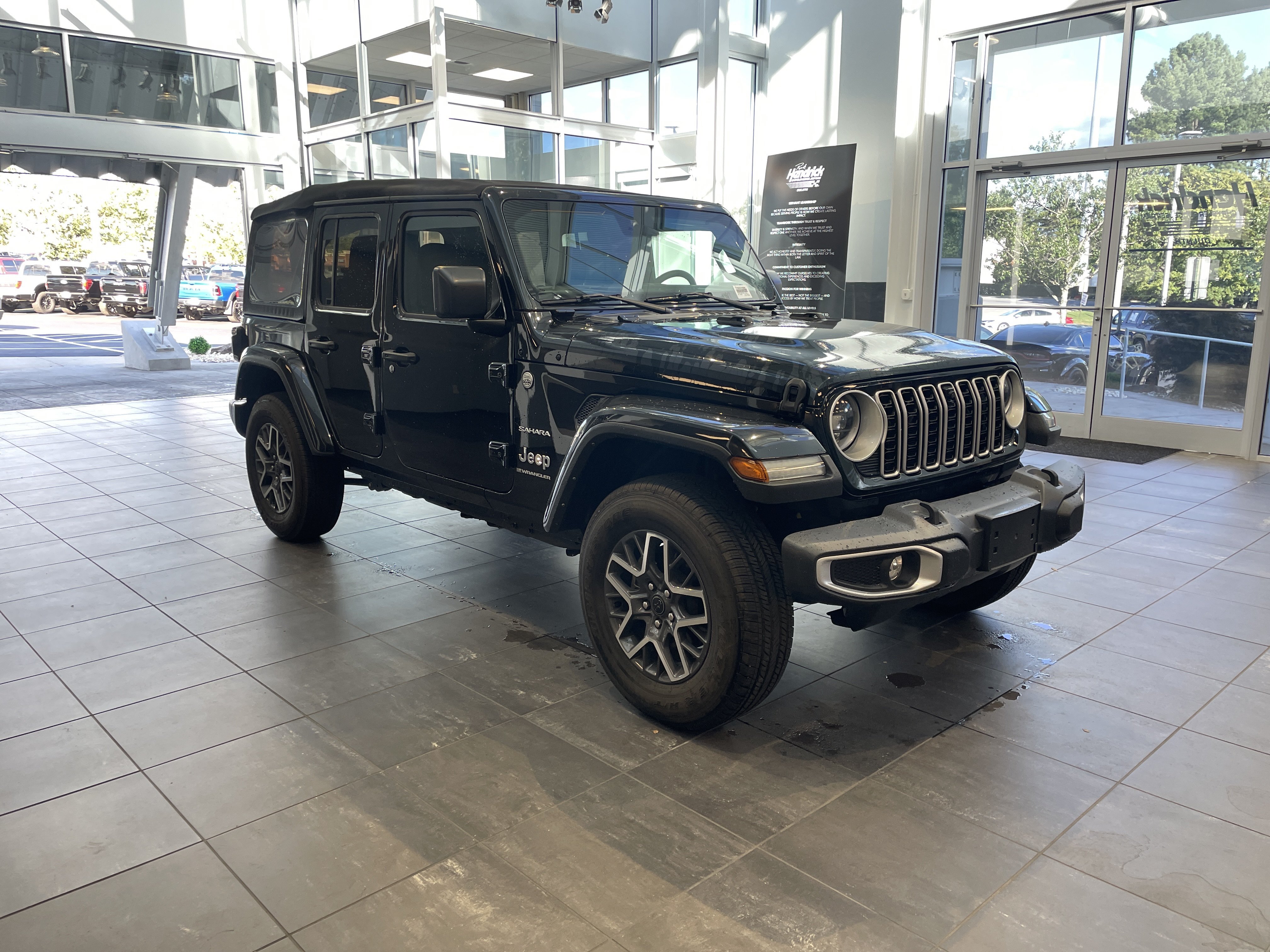 Used 2024 Jeep Wrangler Unlimited Sahara w/ Technology Group AWD/4WD image 2