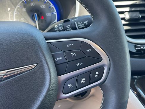 Used 2024 Chrysler Pacifica Touring-L FWD image 28