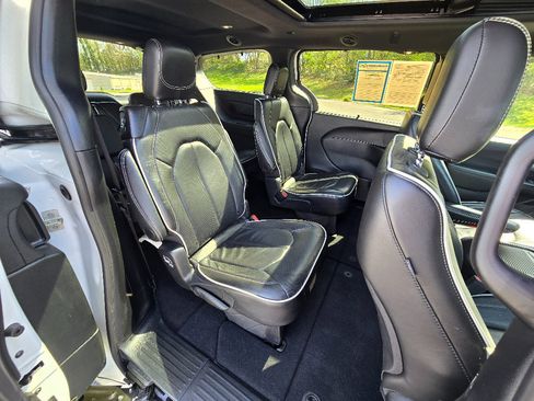 Used 2025 Chrysler Pacifica Limited FWD image 23