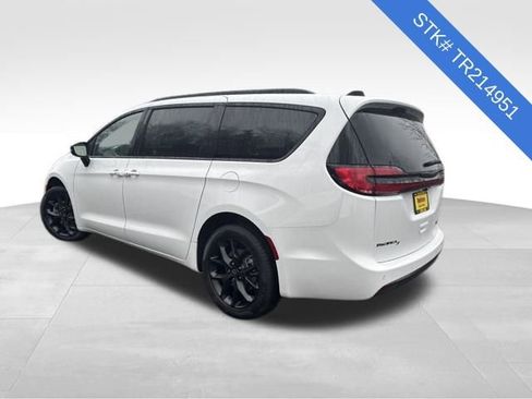 New 2026 Chrysler Pacifica Limited image 5