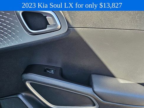 Used 2023 Kia Soul LX w/ LX Technology Package FWD image 12