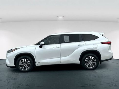Used 2023 Toyota Highlander XLE AWD/4WD image 3