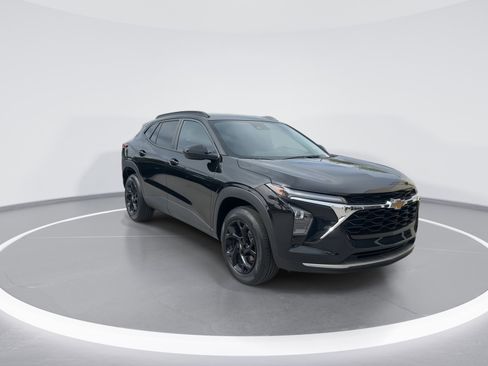 Used 2025 Chevrolet Trax LT w/ LT Convenience Package FWD image 2