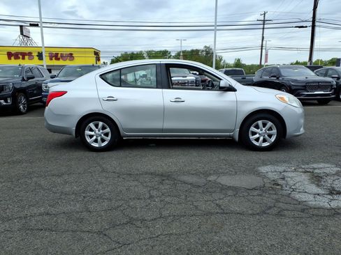 Used 2014 Nissan Versa SV w/ Convenience Package FWD image 2