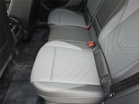 Used 2025 Volkswagen Tiguan SE w/ Panoramic Sunroof Package image 10