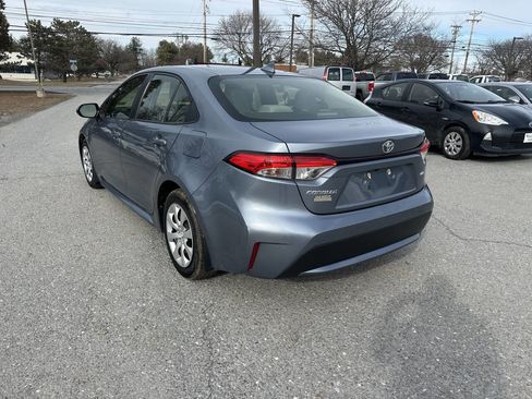 Used 2022 Toyota Corolla LE FWD image 3
