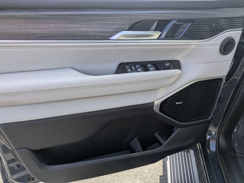 Certified 2024 Jeep Wagoneer Series III w/ Premium Group I image 11