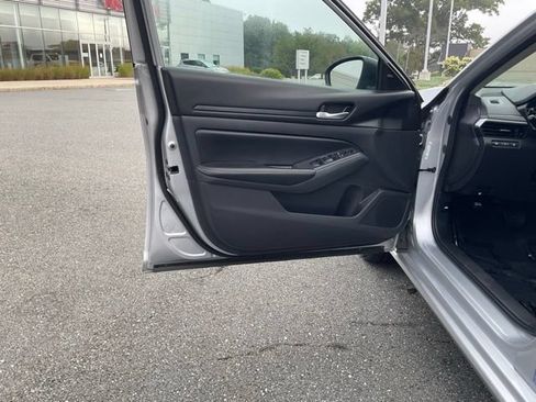 Used 2025 Nissan Altima 2.5 SV FWD image 9