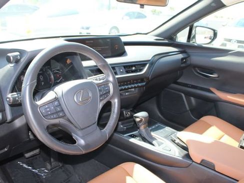 Used 2019 Lexus UX 200 FWD image 12