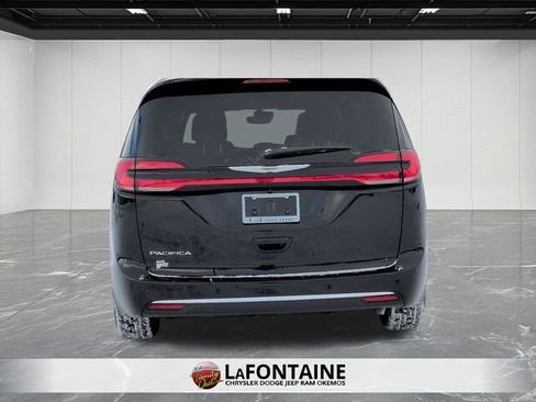 New 2026 Chrysler Pacifica Select image 4