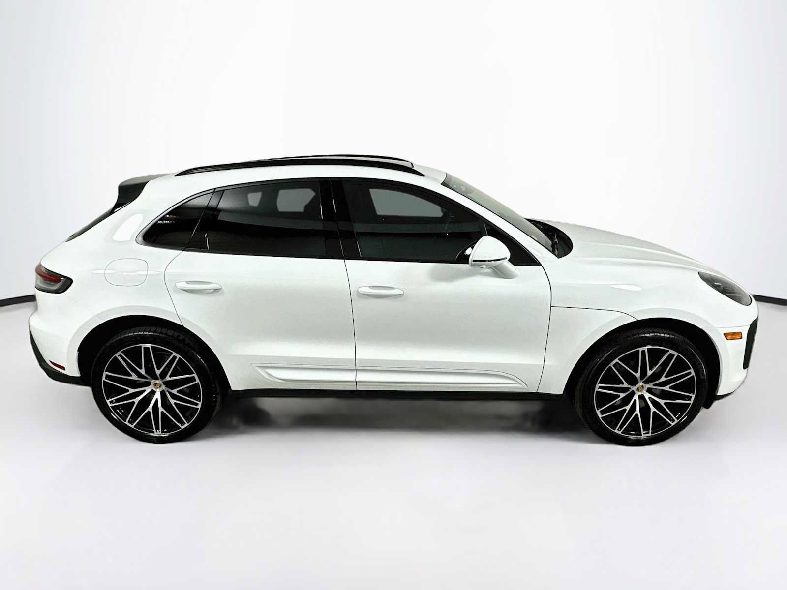 Certified 2026 Porsche Macan AWD/4WD image 8