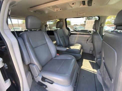 Used 2013 Volkswagen Routan SE image 19
