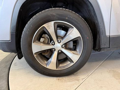 Used 2020 Jeep Cherokee Limited image 27