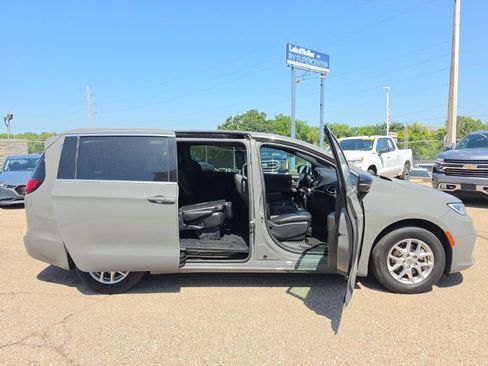Used 2025 Chrysler Pacifica Select FWD image 8