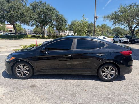 Used 2017 Hyundai Elantra SE FWD image 2