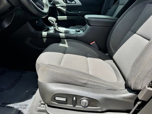 Used 2021 Chevrolet Traverse LT FWD image 32