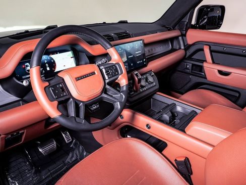 Used 2025 Land Rover Defender 110 image 19