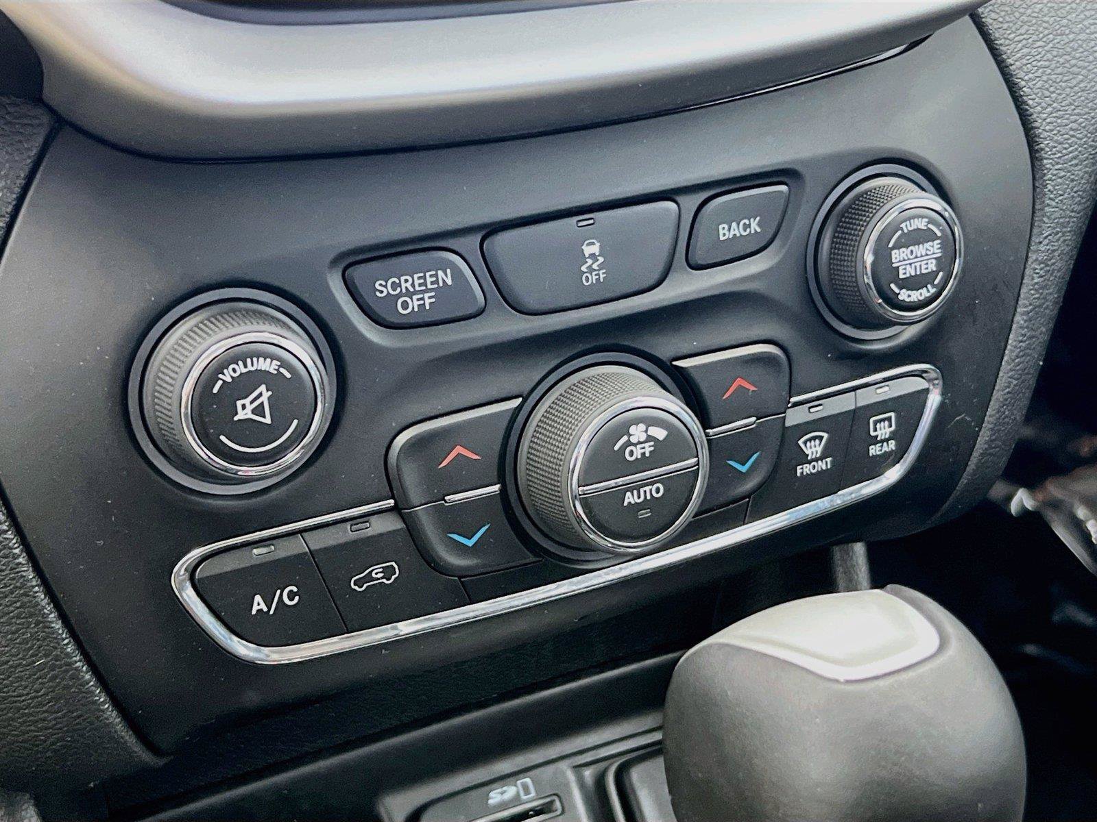 Used 2018 Jeep Cherokee Trailhawk w/ Comfort/Convenience Group AWD/4WD image 9