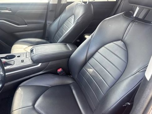 Used 2020 Toyota Highlander XLE FWD image 6