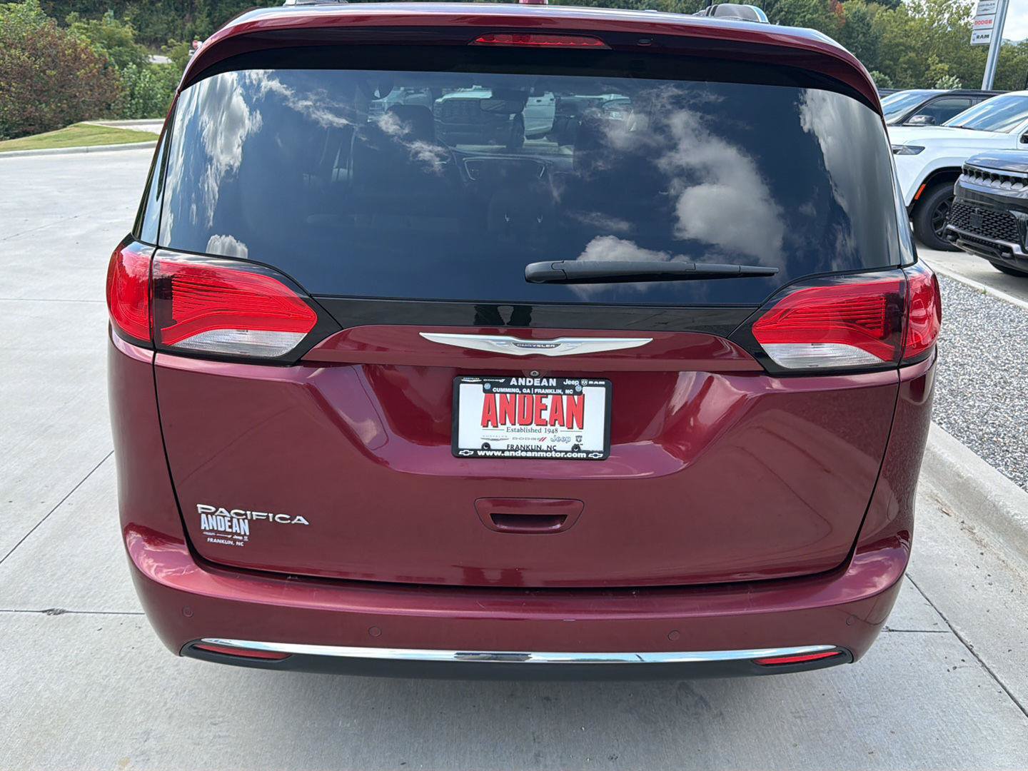 Used 2017 Chrysler Pacifica Touring-L Plus w/ Advanced Safetytec Group FWD image 4