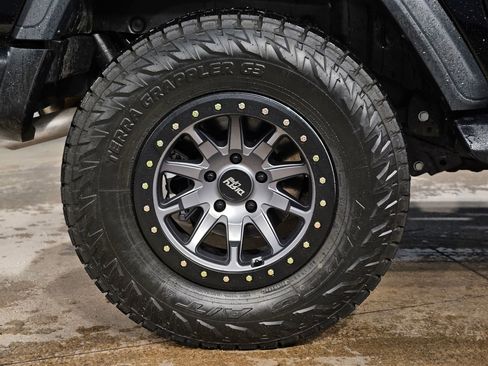 Used 2025 Jeep Wrangler Sport image 17