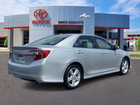 Used 2012 Toyota Camry SE w/ Leather Pkg FWD image 7
