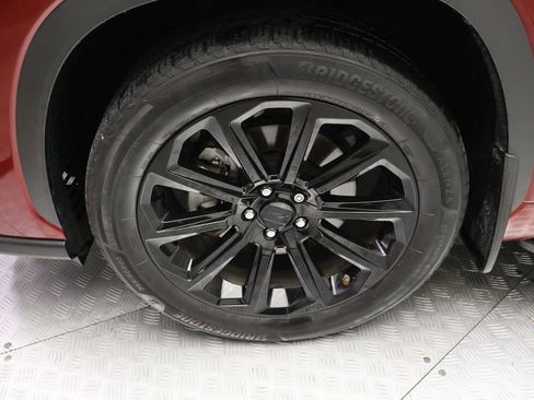 Used 2024 Toyota Highlander XLE FWD image 4